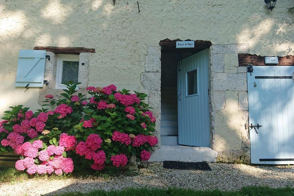 Entire Apartment With Swimming Pool Near Aubeterre Saint-Romain  Eksteriør bilde