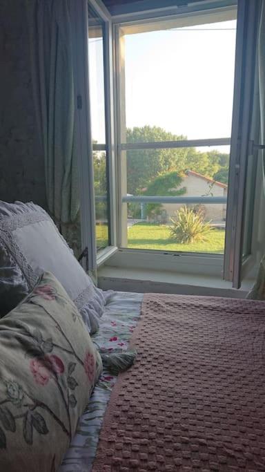 Entire Apartment With Swimming Pool Near Aubeterre Saint-Romain  Eksteriør bilde