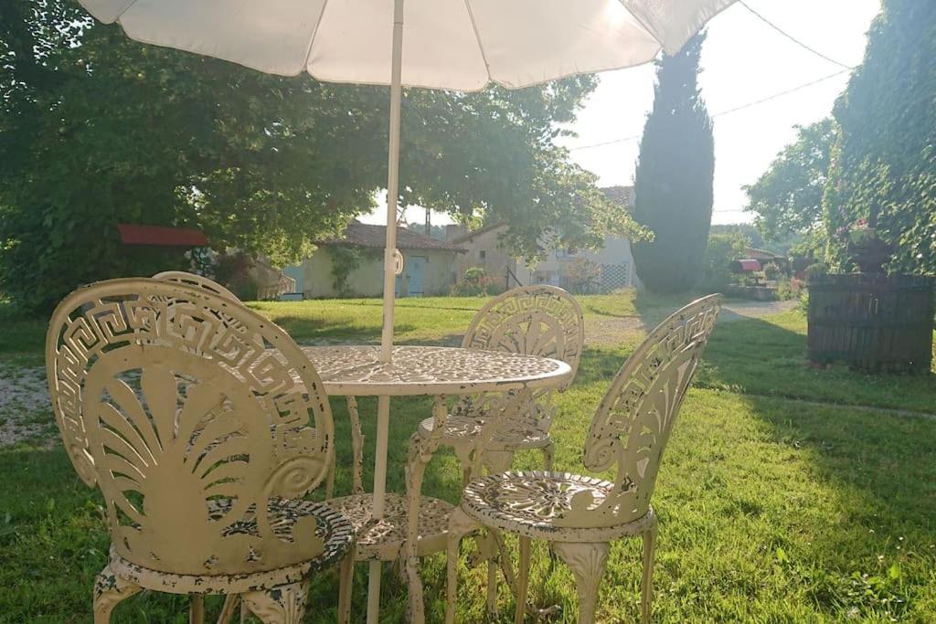 Entire Apartment With Swimming Pool Near Aubeterre Saint-Romain  Eksteriør bilde