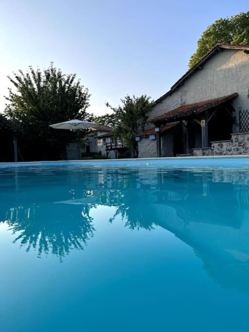 Entire Apartment With Swimming Pool Near Aubeterre Saint-Romain  Eksteriør bilde