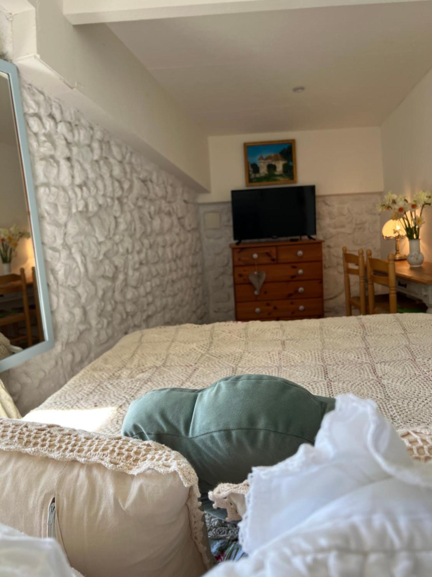 Entire Apartment With Swimming Pool Near Aubeterre Saint-Romain  Eksteriør bilde