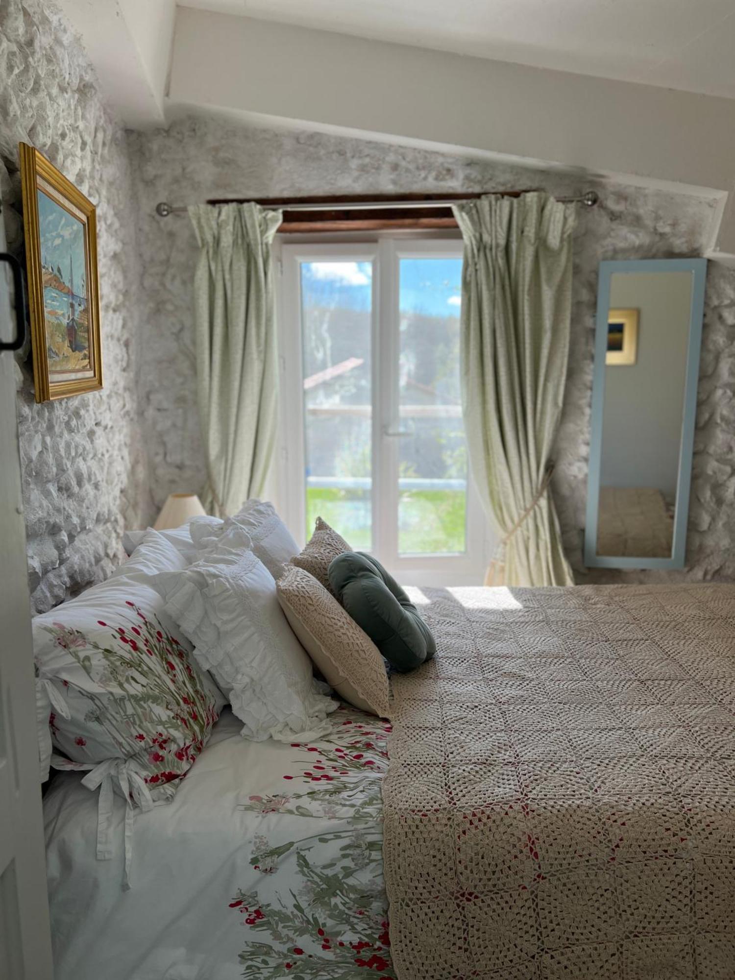 Entire Apartment With Swimming Pool Near Aubeterre Saint-Romain  Eksteriør bilde