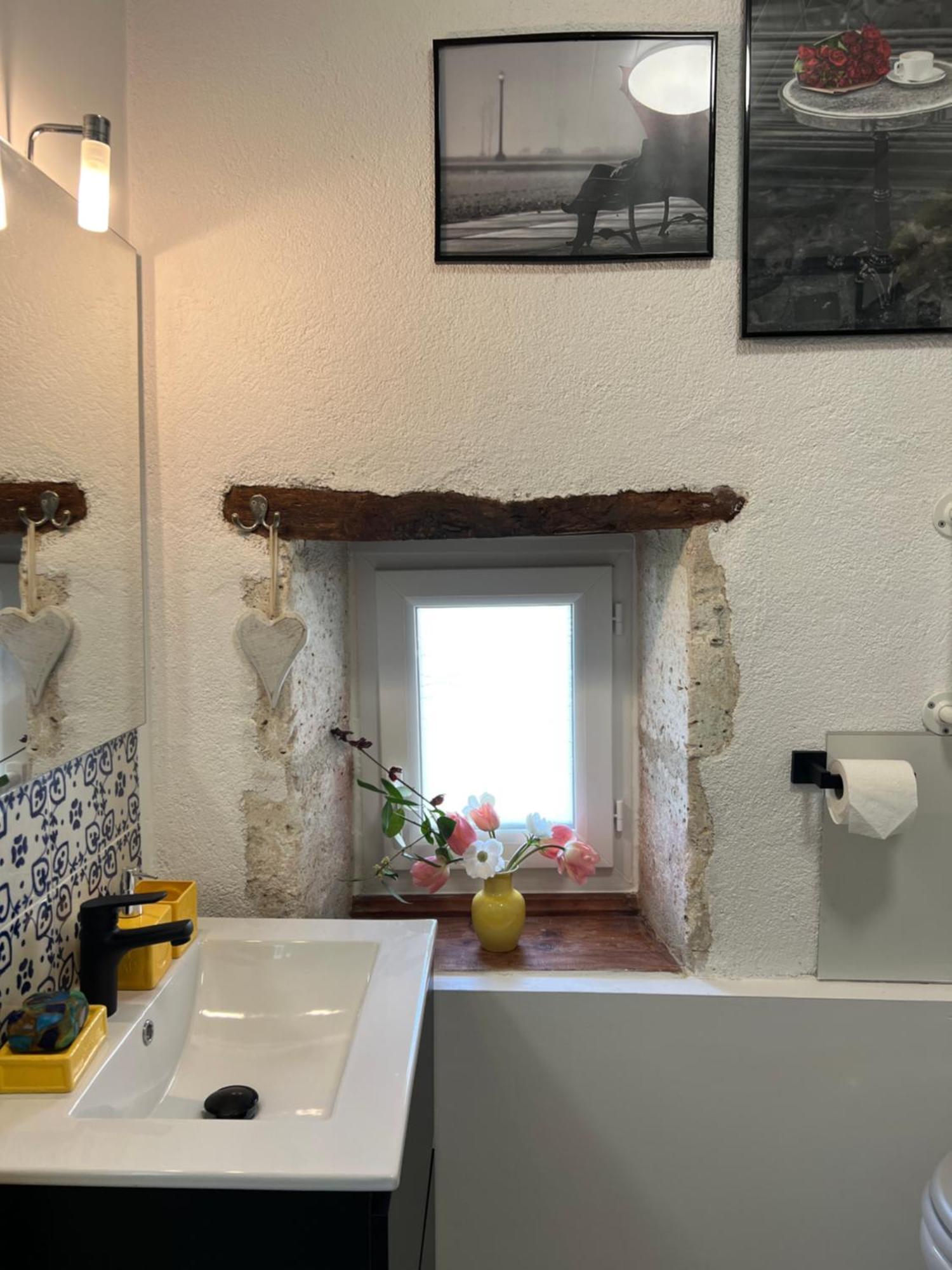 Entire Apartment With Swimming Pool Near Aubeterre Saint-Romain  Eksteriør bilde