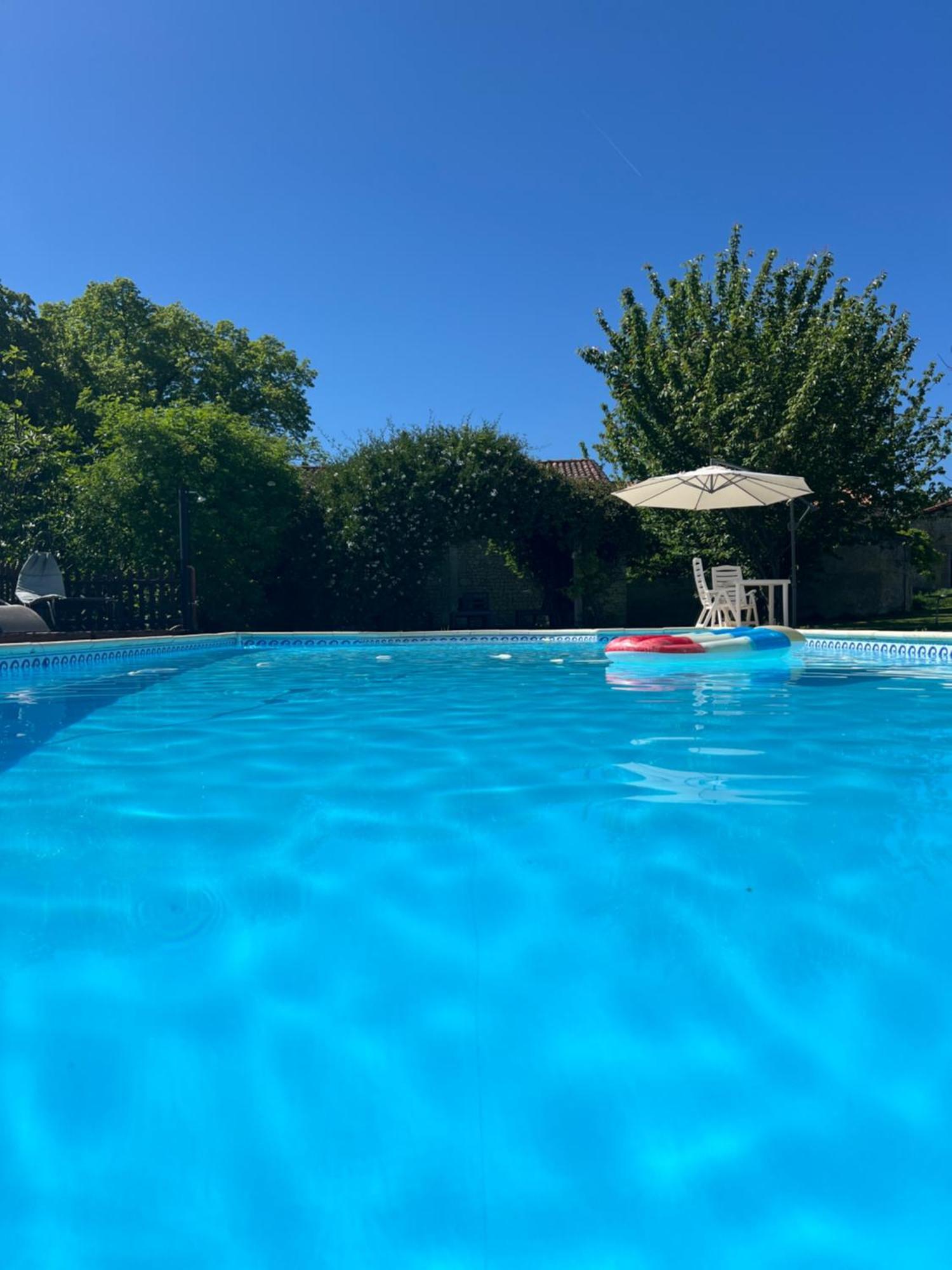 Entire Apartment With Swimming Pool Near Aubeterre Saint-Romain  Eksteriør bilde