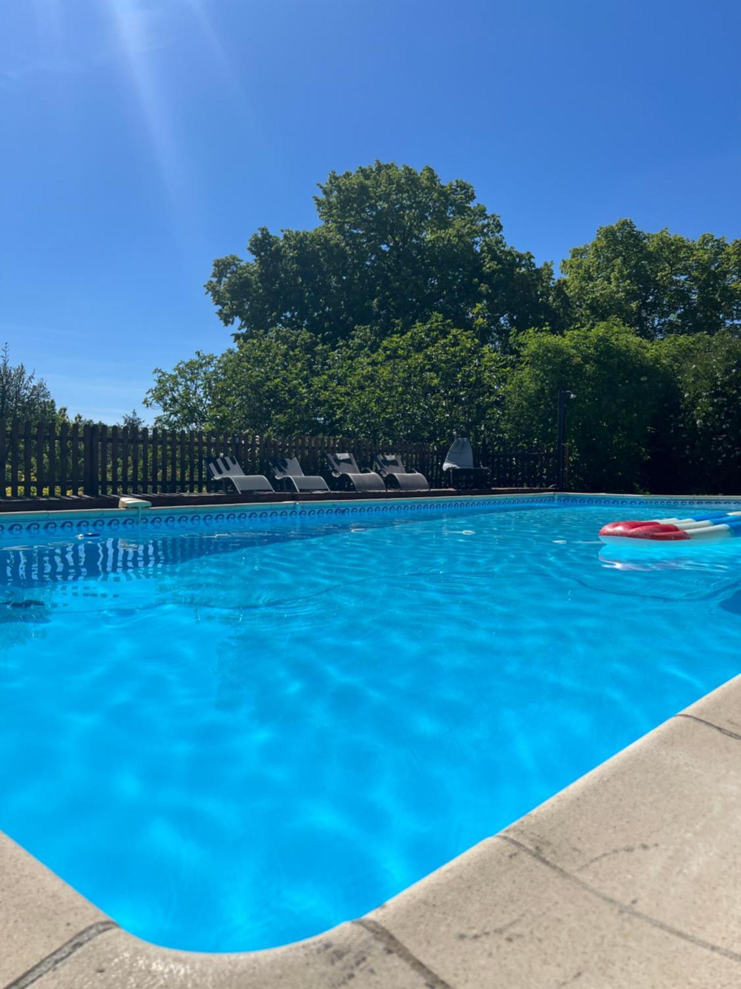 Entire Apartment With Swimming Pool Near Aubeterre Saint-Romain  Eksteriør bilde