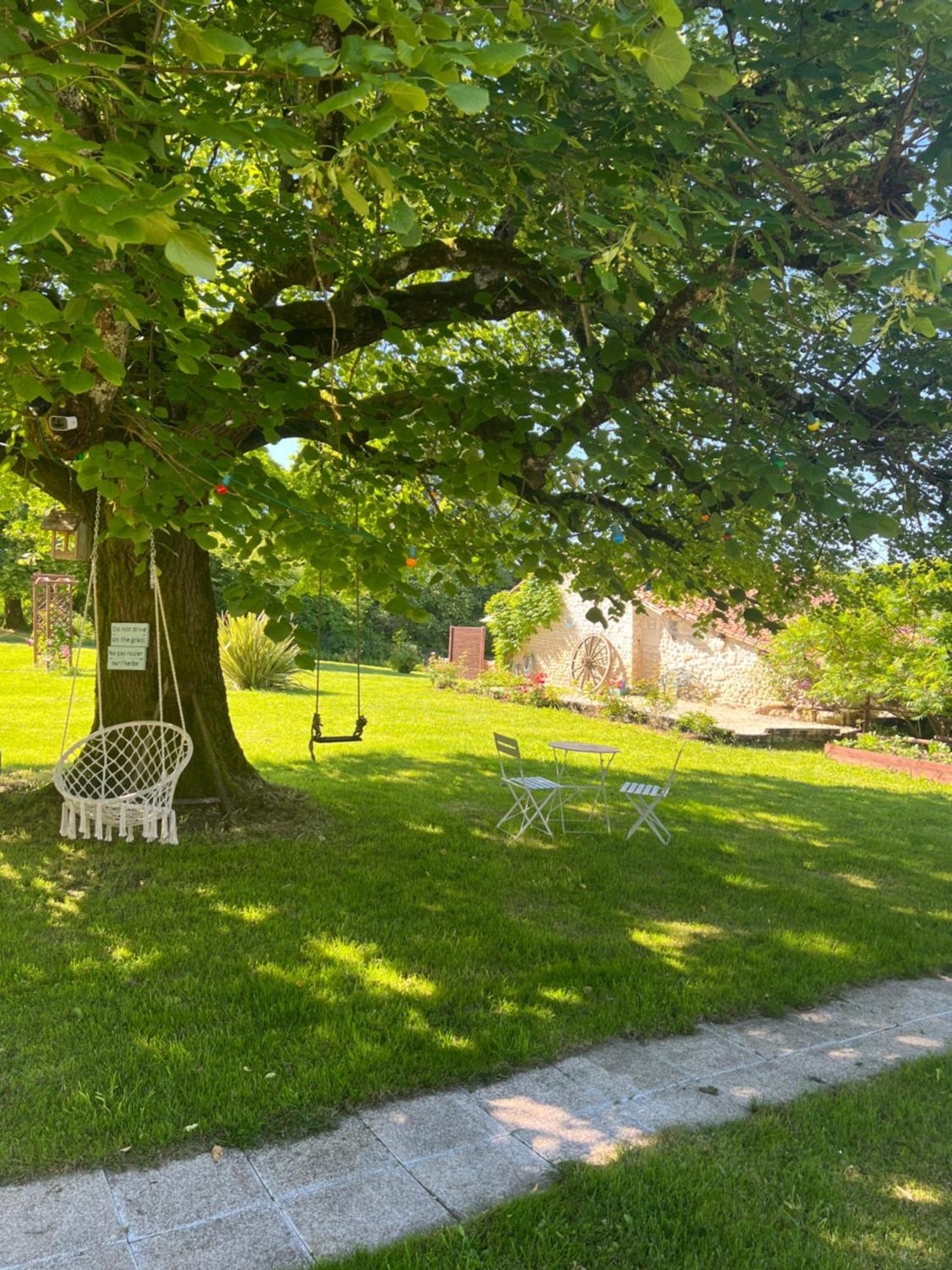 Entire Apartment With Swimming Pool Near Aubeterre Saint-Romain  Eksteriør bilde