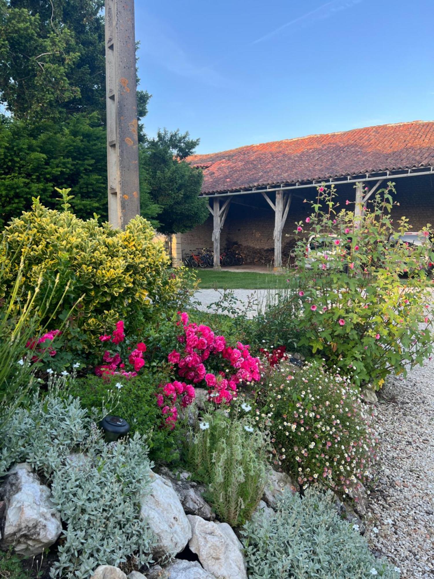 Entire Apartment With Swimming Pool Near Aubeterre Saint-Romain  Eksteriør bilde