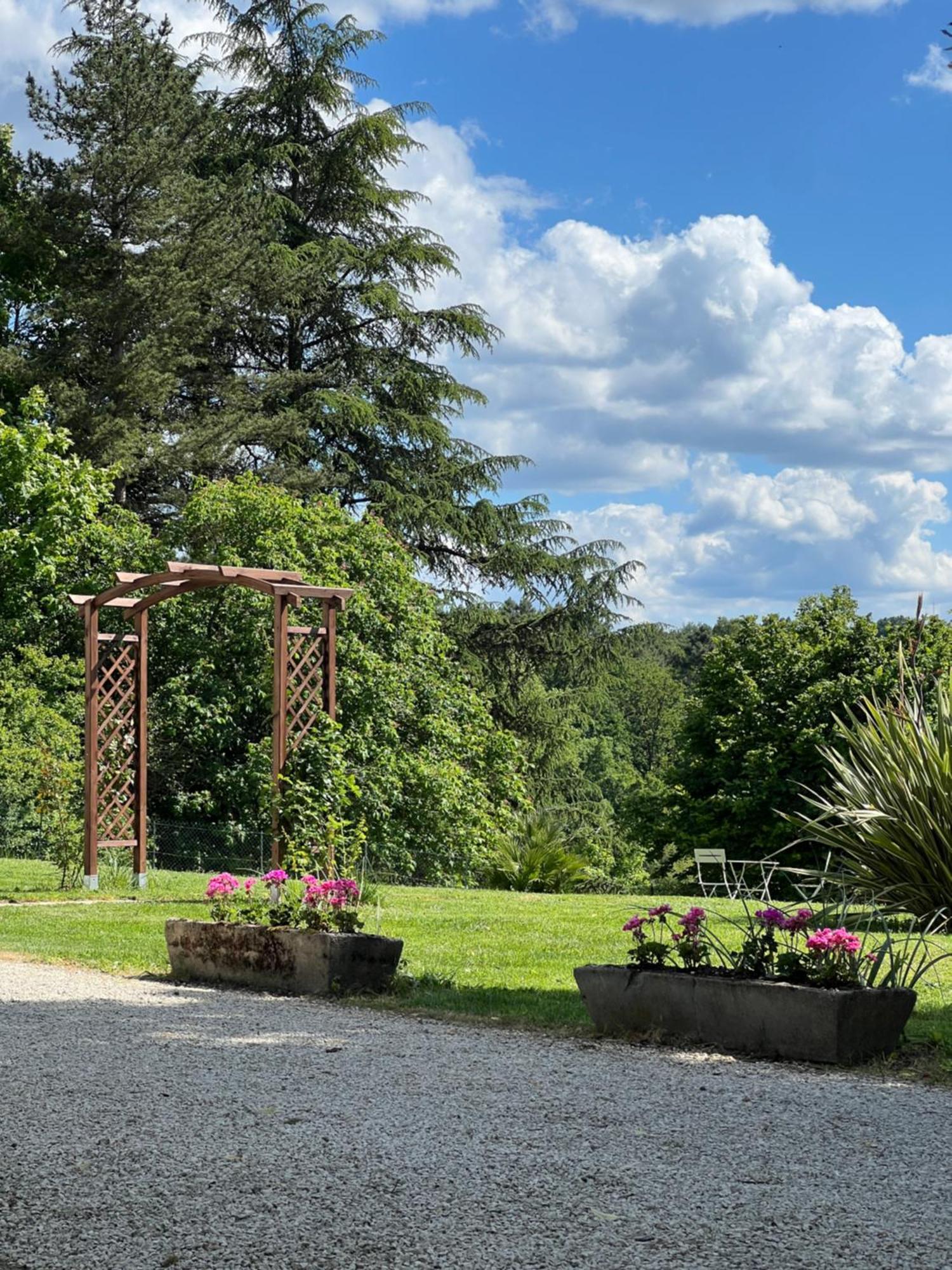 Entire Apartment With Swimming Pool Near Aubeterre Saint-Romain  Eksteriør bilde